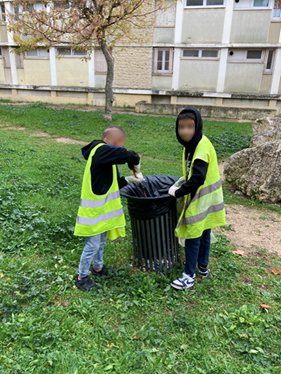 deux enfants triant des déchets